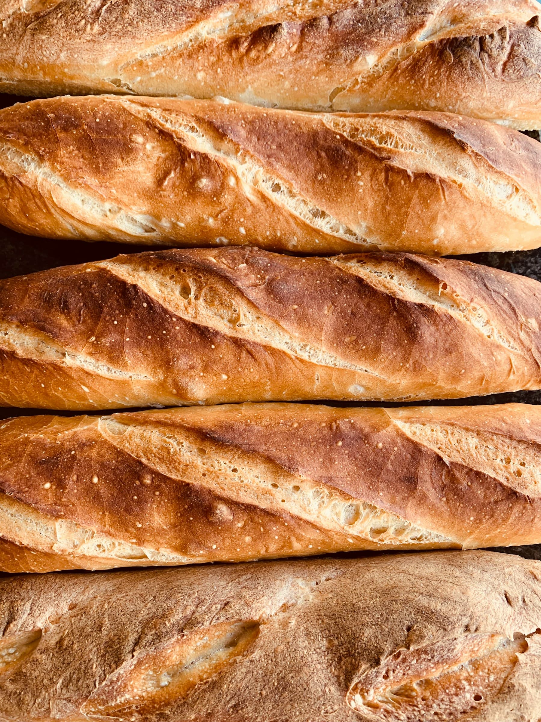 Baguettes dorées à la croûte grignée